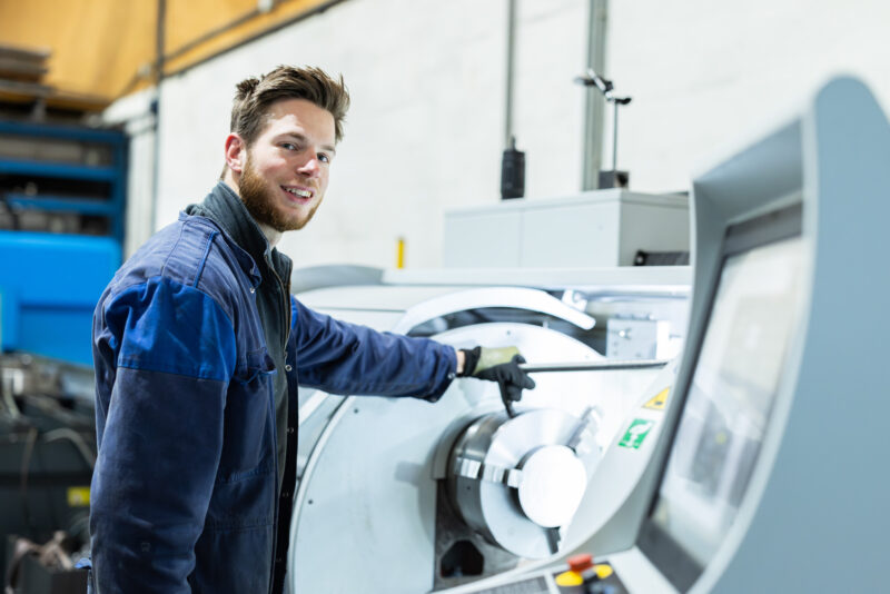 Collega bij machine
